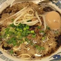 「豚竜らぁめん黒（半熟味玉トッピング）」@豚゛竜らあめん 亀戸店の写真
