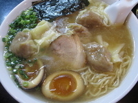 「ワンタン麺+醤蛋（味付玉子）940円」@らーめん 茂木の写真