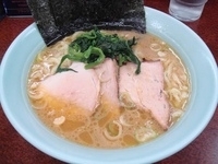 「ラーメンカタメ半チャーシュウ」@港家の写真