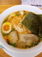 「とんこつラーメン赤+味玉」@らーめん ぶるてり屋の写真