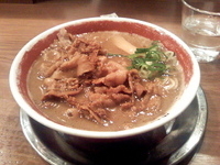 「肉入りラーメン（生卵無料）」@ラーメン東大 京都店の写真