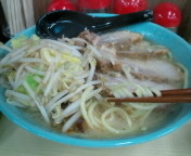 「初代極太（ランチ大盛サービス）700円+もやしキャベツ50円+極」@極汁煮豚らーめん鹿濱銀蠅の写真