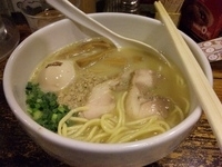 「白鶏らーめん・味玉【780円】」@鶏の穴の写真