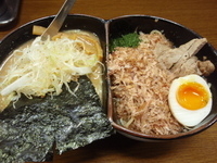 「二色冷やし（950円）+手作り餃子（250円）+ビール（中瓶）（」@和風ラーメン シャリの写真