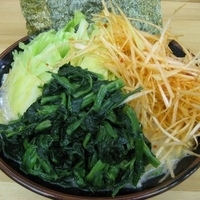 「塩ネギラーメン（並）750円+ほうれん草増量80円+キャベツ80」@壱成家 南越谷本店の写真