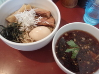 「つけ麺（200g）（880円）+麺100g増し（100円）+チャ」@日心月歩の写真