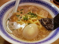 「醤油ラーメン（味付煮玉子）」@経堂 まことやの写真