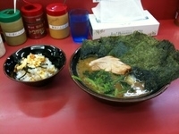 「ラーメン中盛り のりトッピング 半ライス玉子乗せ」@王道家の写真