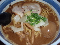 「味玉らーめん（えび油）（780円）+大盛（100円）+チャーシュ」@麺屋あらき 竈の番人外伝の写真