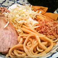 「温玉油そば・大盛 ￥900」@兎に角 松戸店の写真