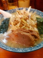 「ネギチャーシューメン+中盛」@がんこや かるがんラーメン つくば店の写真