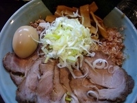 「油そば・大盛（800円）+全部のせ（350円）+チャーシュー増し」@兎に角 松戸店の写真