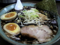 「黒とんこつ醤油めん（日替サービス:味玉）800円」@ラーメン道 徳治郎の写真