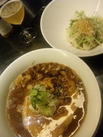 「I LOVE RAHMEN+水餃子の葱サラダ+ビール」@MIST 表参道ヒルズ店の写真