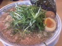 「ドッカンネギ肉そば819円+半熟煮玉子105円=924円」@丸源ラーメン つくば店の写真