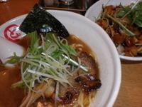 「醤油ラーメン+炙りほほ肉チャーシュー丼セット（950円）」@麺や まるとも 両国店の写真