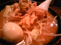 「味噌味玉らぁ麺+肉ダブル+野菜ダブル+ご飯+薬味」@ゴリラーメンの写真