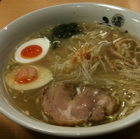 「塩玉らーめん」@塩専門 ひるがお 東京駅店の写真