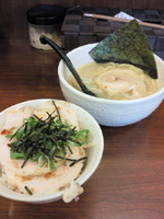 「ミニラーメン（400円）+肉ごはん（300円;携帯クーポンで無料」@関東風とんこつらーめん 五衛門 山王店の写真