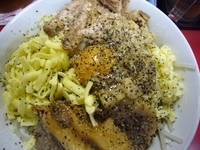 「汁なし・トッピング全マシ（780円）+豚入り（200円）」@らーめん豚喜の写真