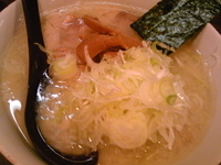 「チャーシューめん（塩とんこつ・油多め）+半ライス（ランチサービス」@吉笑らーめん 東伏見店の写真