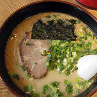 「博多ラーメン 600円 替え玉  100円 はりがね」@博多ラーメン 長浜や 府中店の写真