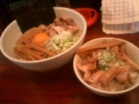 「まぜそば 中 650円 +まかない丼 250円」@麺家 一鶴の写真