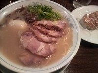 「メロディーらーめん（バリカタ）+替え玉×2+ビートチャーシュー+」@九州とんこつラーメン メロディー 大宮店の写真