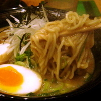 「超こってり（キャベツ千切りサラダ付き/シルシルミシルタイアップ企」@天下一品 高円寺店の写真