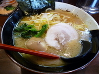 「ラーメン+煮たまご」@横浜家系ラーメン たくみ家の写真