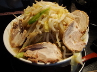 「らーめん 700円 大盛り 太麺 野菜マシマシ」@麺屋 梵天の写真