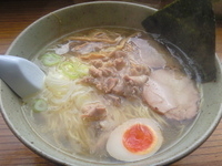 「地頭鶏塩ラーメン（大盛）+栃ナビクーポン煮玉子」@地頭鶏ラーメン本舗 阿波家 宇都宮店の写真