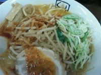 「赤マー味噌らーめん900円+サービスライス」@らーめん喰心坊の写真