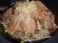 「豚ハーフ300（麺300g、豚125g）（900円）（ニンニク）」@男は黙って前を行け！の写真