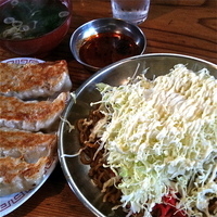 「そば焼き（小￥450）餃子（￥300）」@日の出製麺所の写真