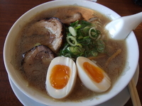 「特製ラーメン(煮玉子、メンマ入り)」@金の豚の写真