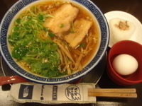 「らあめん温玉+こむすび」@東京らあめんタワー 芝大門本店の写真