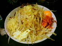 「アブラブメン小（ニンニク・野菜・七味）+生卵50円」@ラブメン 楽々の写真