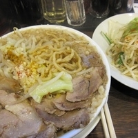 「豚野郎ラーメン・焼き野菜増し・ニンニク増し・あぶら増し・カエシ増」@野郎ラーメン 西川口店の写真
