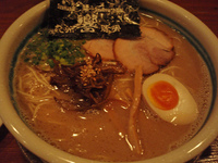 「セット（響らぁめん、もつ飯、サラダ、烏龍茶）（1,000円）（硬」@食彩麺酒房 響の写真