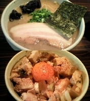 「味噌トンコツ+豚ごはん（醤油味）」@麺処 井の庄の写真