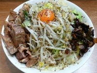 「汁なし（ヤサイアブラニンニクタマゴ）」@マキシマムザラーメン 初代 極の写真