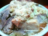 「小ぶた入りラーメン+味玉/ヤサイ増し多め・ニンニク・アブラ（￥8」@ラーメン二郎 上野毛店の写真