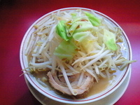 「ラーメン680円（ニンニク無し、アブラ少なめ、野菜マシ）」@用心棒の写真