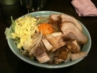 「あえそば（750円）+豚増し（200円）+チーズ（50円）・トッ」@麺や あかつきの写真