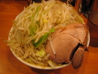 「小ラーメン700円+野菜（無料）」@ラーメン二郎 八王子野猿街道店2の写真