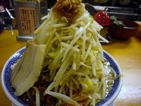 「うま辛めん【野菜多め・ニンニク普通】（780円）+小豚（150円」@山勝角ふじ 新松戸店の写真