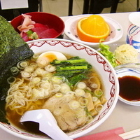 「団体客向けメニュー 『楓』 … ラーメン・ミニ鉄火丼（サラダ・フ」@佐野一番ラーメン 本店の写真
