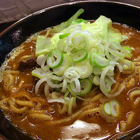 「牛すじ味噌カレーラーメン850円」@づゅる麺 池田の写真