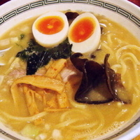 「ラーメン 豚骨 650円 + 玉子（サービス）」@ラーメン マキタの写真